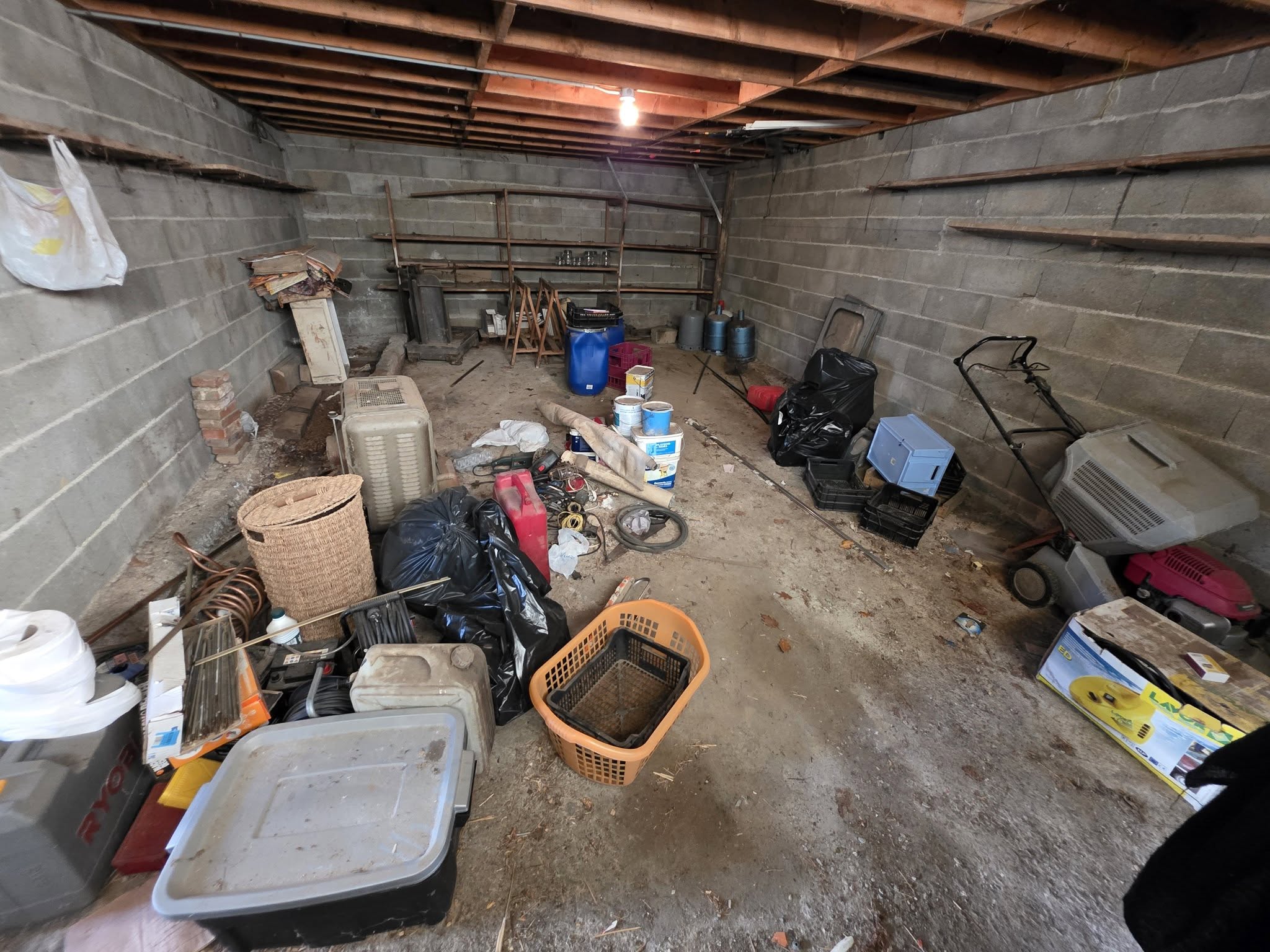 Garage encombré de meubles et d'objets avant un débarras de maison