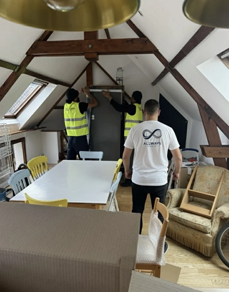 Équipe All Ways Transport réalisant un débarras complet pour un particulier dans une maison sous combles