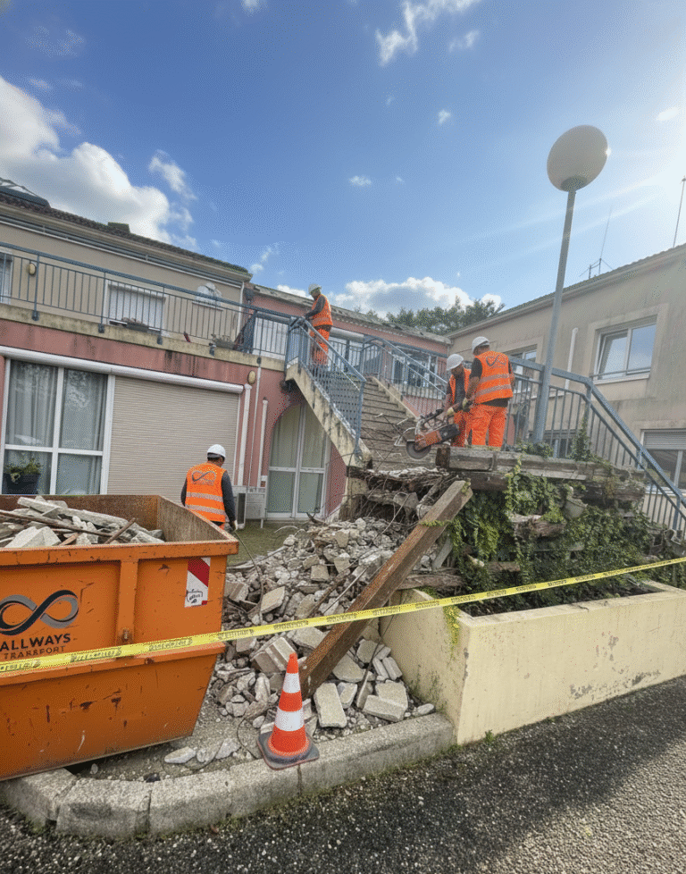 Équipe Allways Transport réalisant la démolition d’un escalier en béton avec benne à gravats sur chantier.