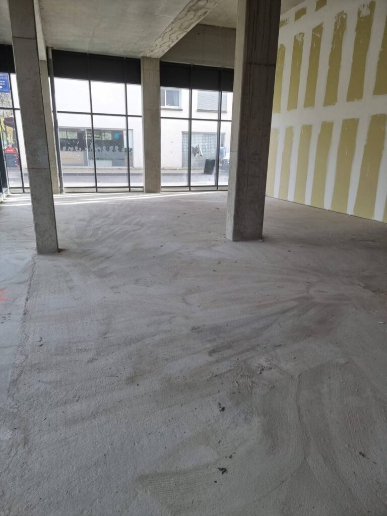 Équipe All Ways Transport réalisant un nettoyage complet de fin de chantier dans un local professionnel avant ouverture.